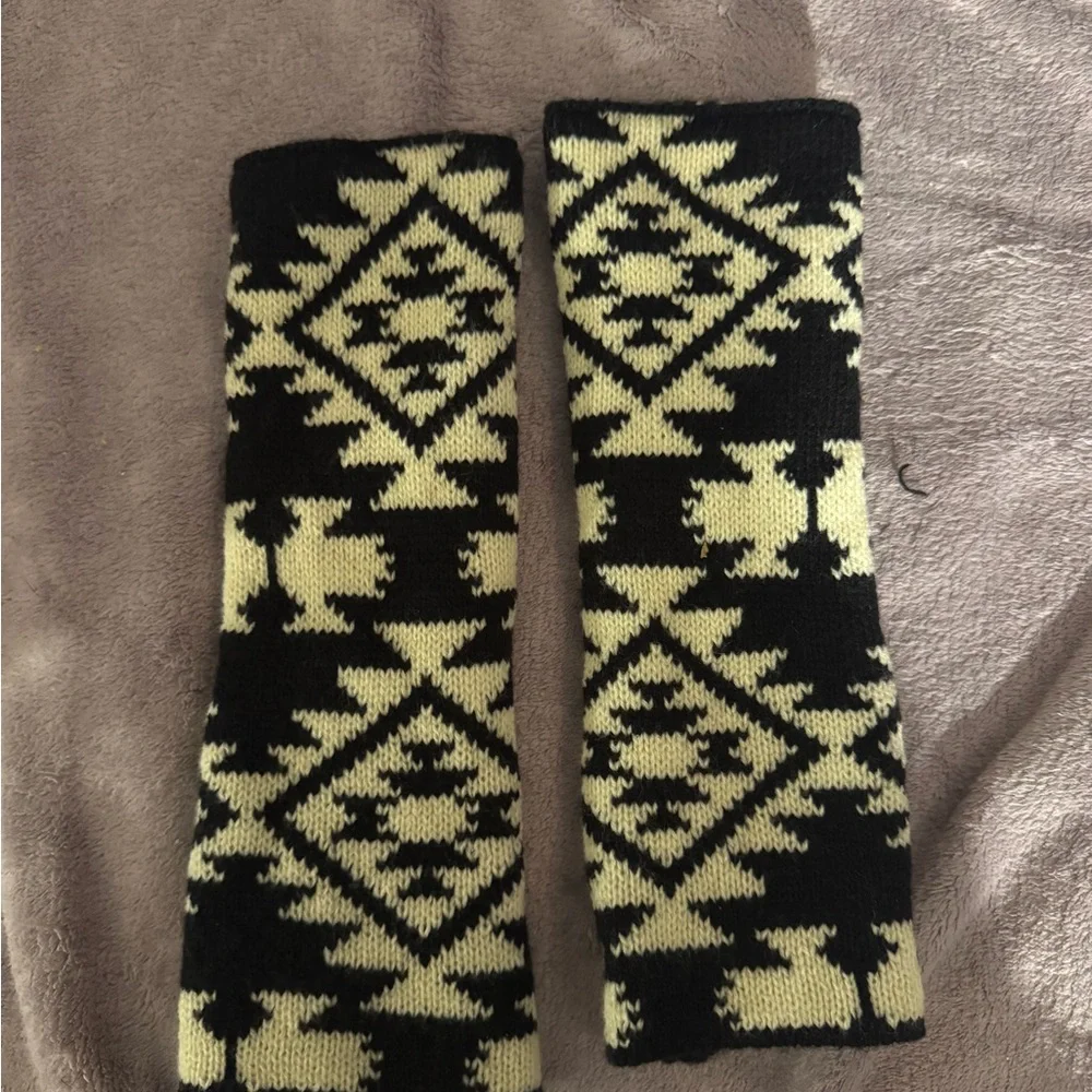 Lucky Brand Black and Cream Knit Fingerless Gloves - Picture 4 of 4